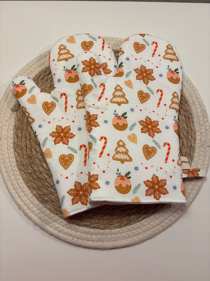 Paire de gants de cuisine faits main avec motif biscuits à la cannelle, parfaits pour cuisiner à Noël