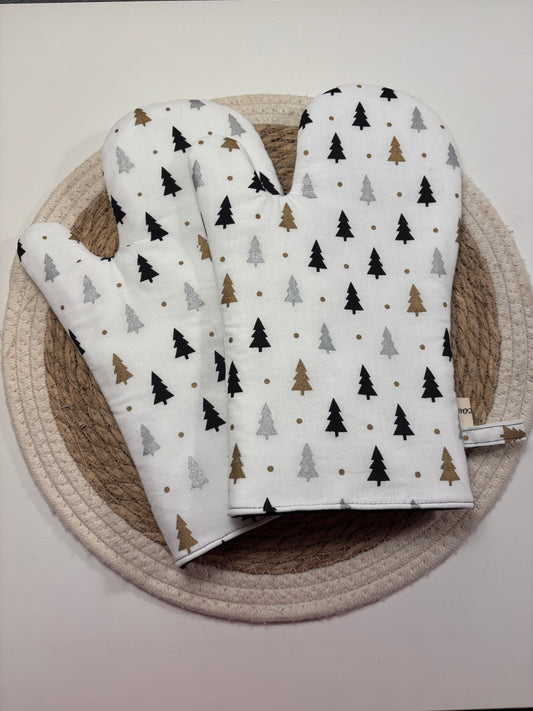 Paire de gants de cuisine faits main avec motif sapins de Noël, idéal pour ajouter une touche festive à la cuisine