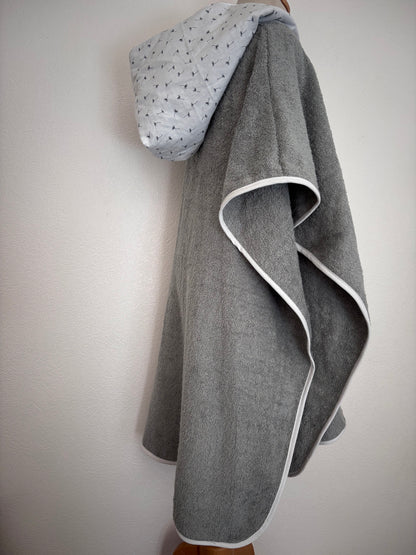 Poncho de bain enfant 10-13 ans vue de côté, coloris gris – Cam’coud