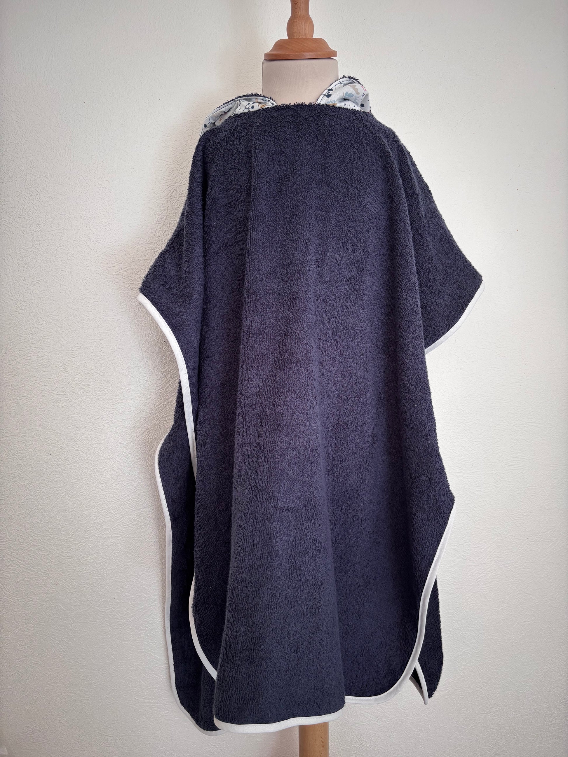 Poncho de bain enfant 10-13 ans vue de face, coloris bleu foncé – Cam’coud