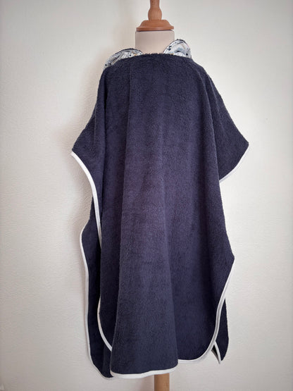 Poncho de bain enfant 10-13 ans vue de face, coloris bleu foncé – Cam’coud