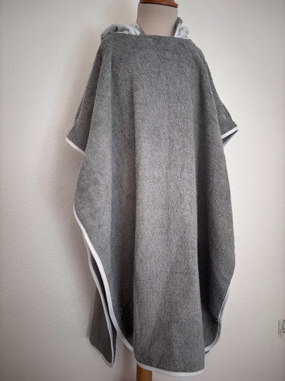 Poncho de bain enfant 10-13 ans vue de face, coloris gris – Cam’coud