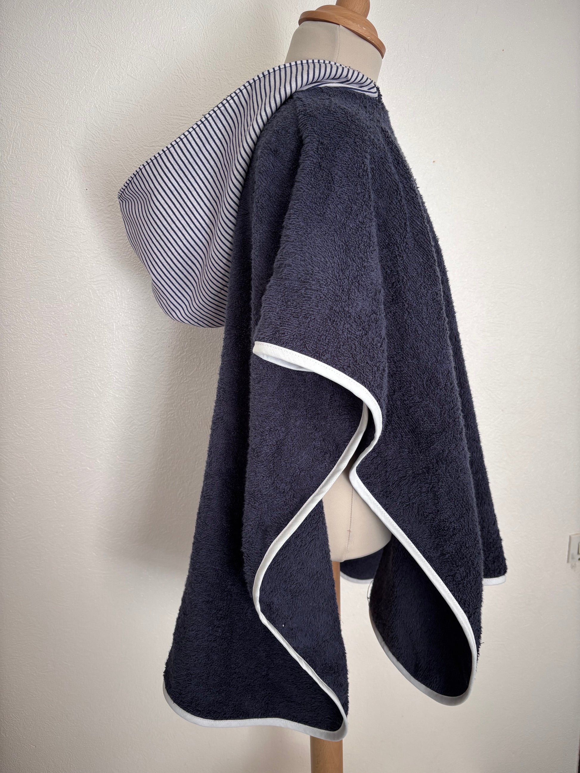 Poncho de bain enfant 3-5 ans - Vue de coté Rayures bleu foncé Cam’coud