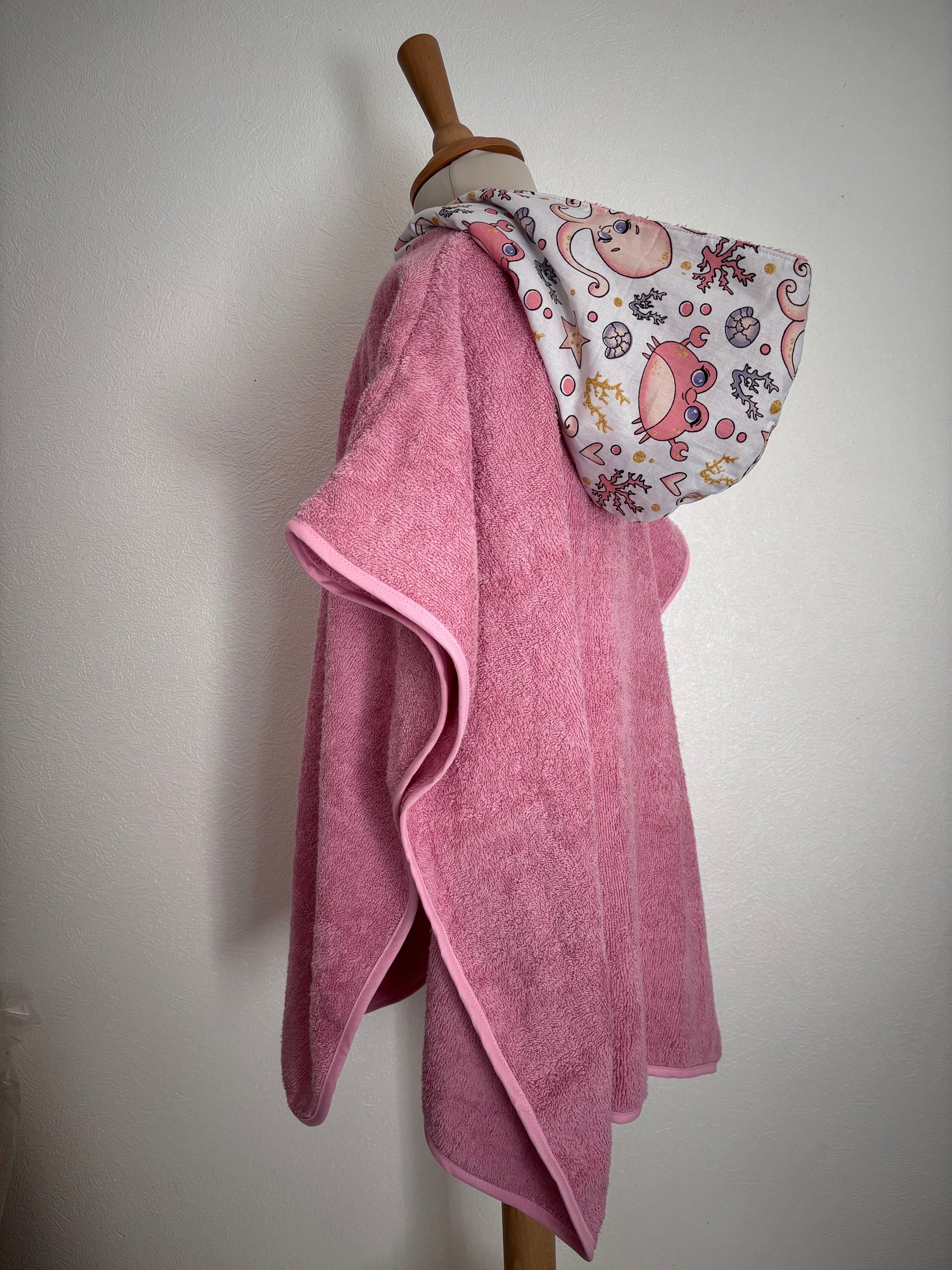 Poncho de bain enfant 3-5 ans - vue de coté - Fonds marins éponge rose Cam’coud
