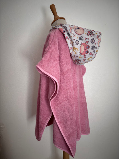 Poncho de bain enfant 3-5 ans - vue de coté - Fonds marins éponge rose Cam’coud