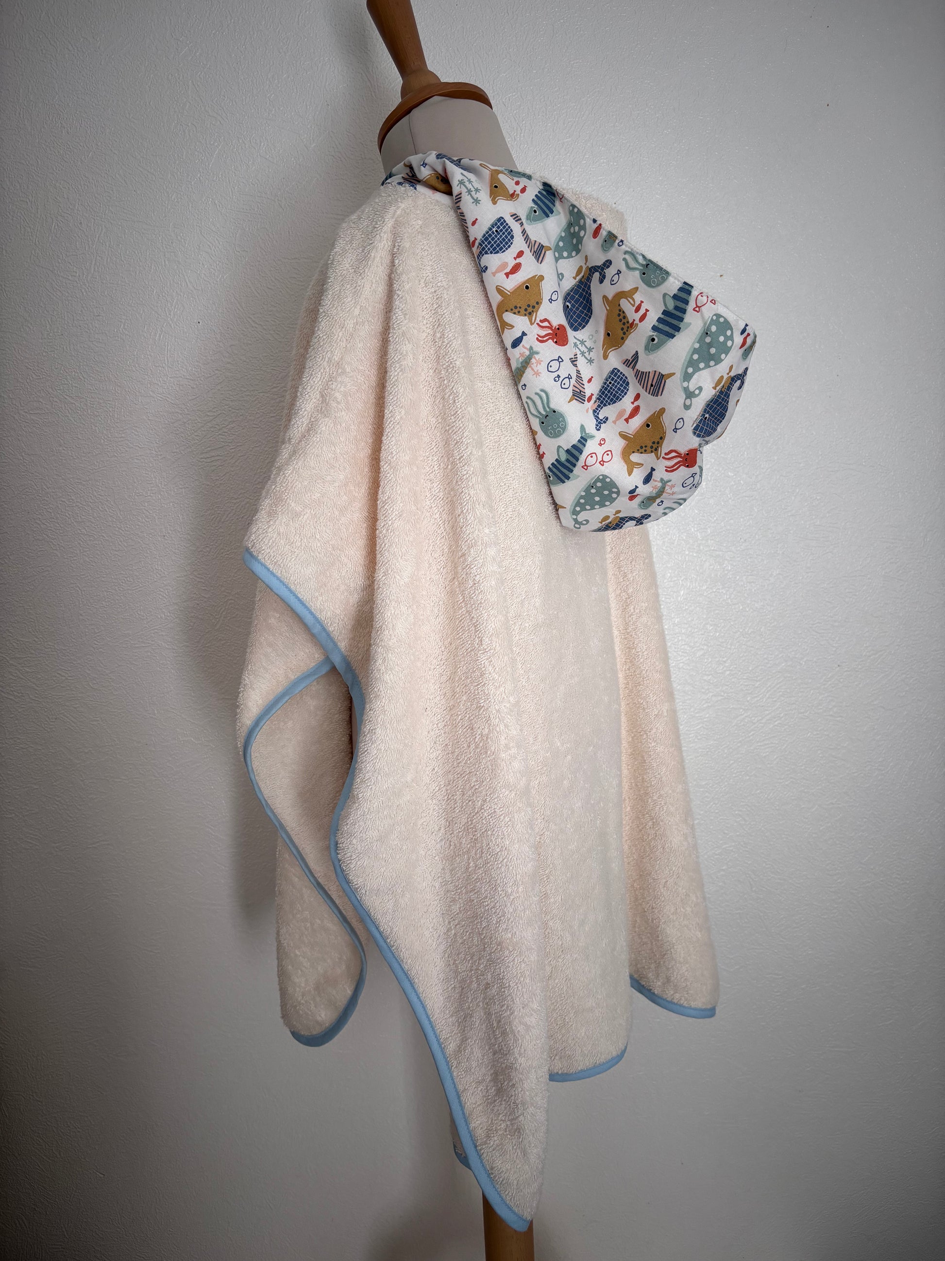 Poncho de bain enfant 3-5 ans - vue de coté -Marin et écru fait main Cam’coud