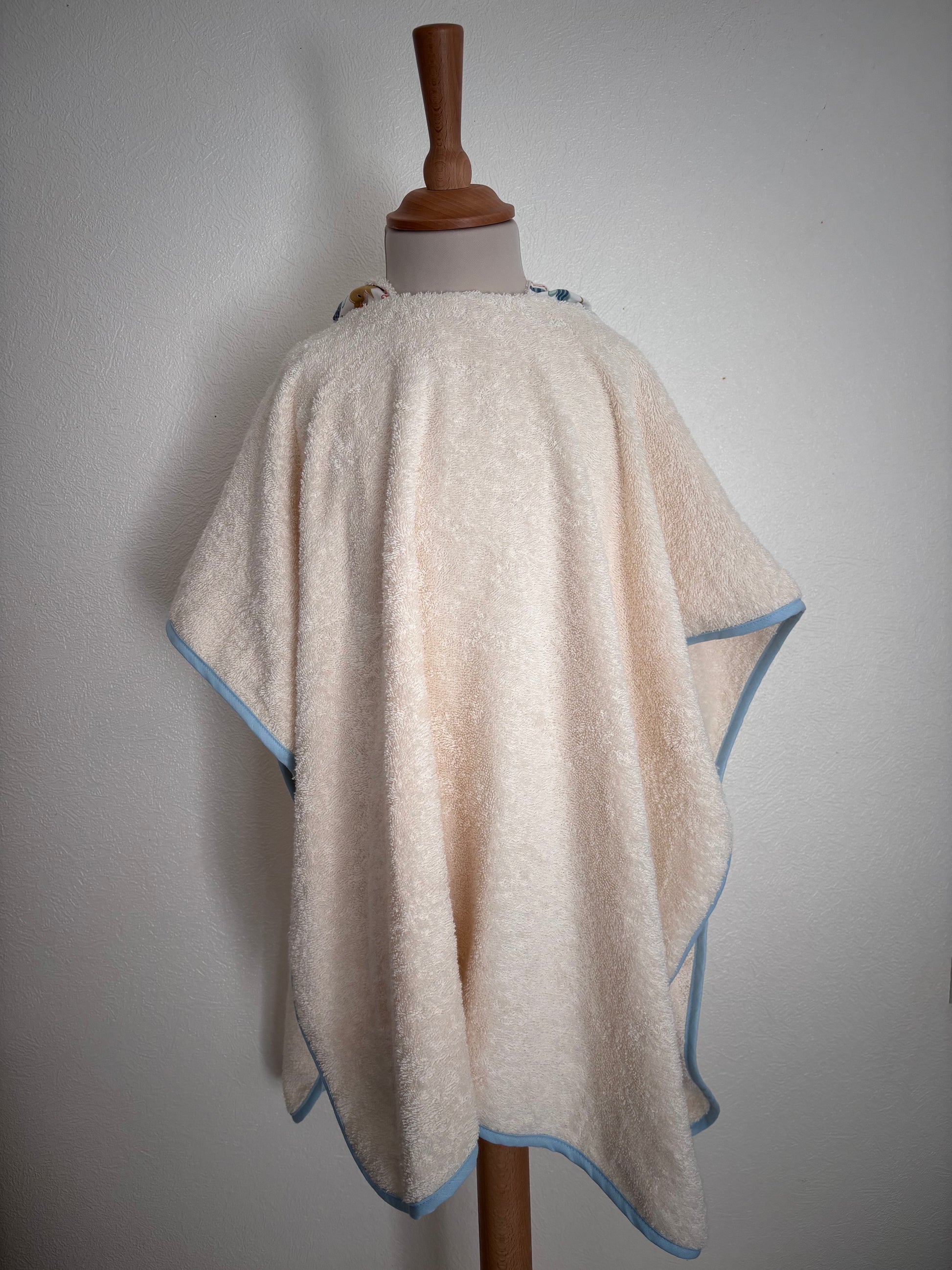 Poncho de bain enfant 3-5 ans - vue de devant -Marin et écru fait main Cam’coud