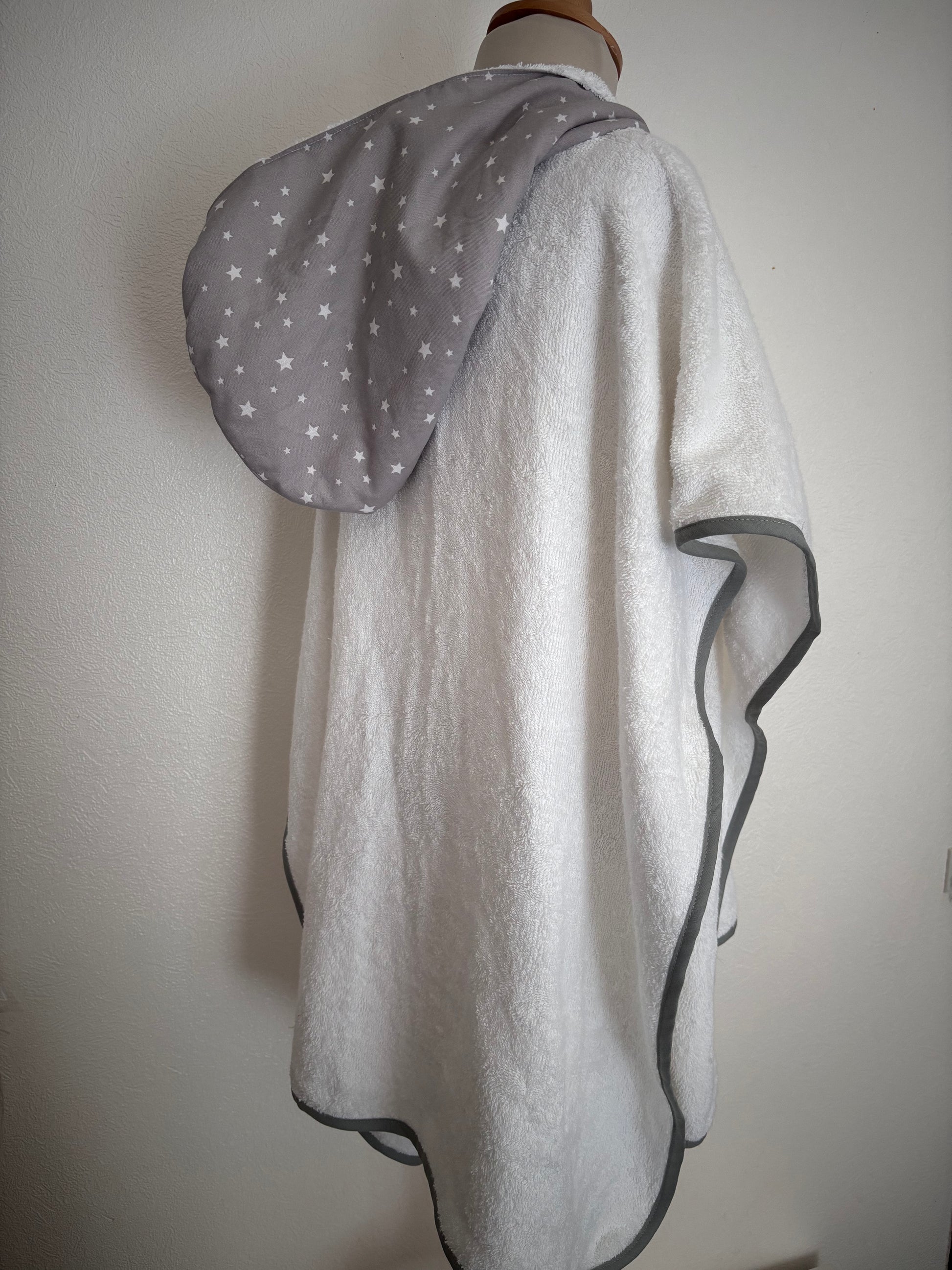 Poncho de bain enfant 6-9 ans vue de côté, coloris blanc et gris – Cam’coud
