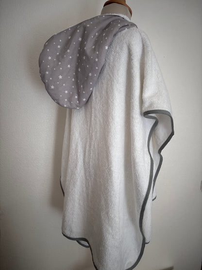 Poncho de bain enfant 6-9 ans vue de côté, coloris blanc et gris – Cam’coud