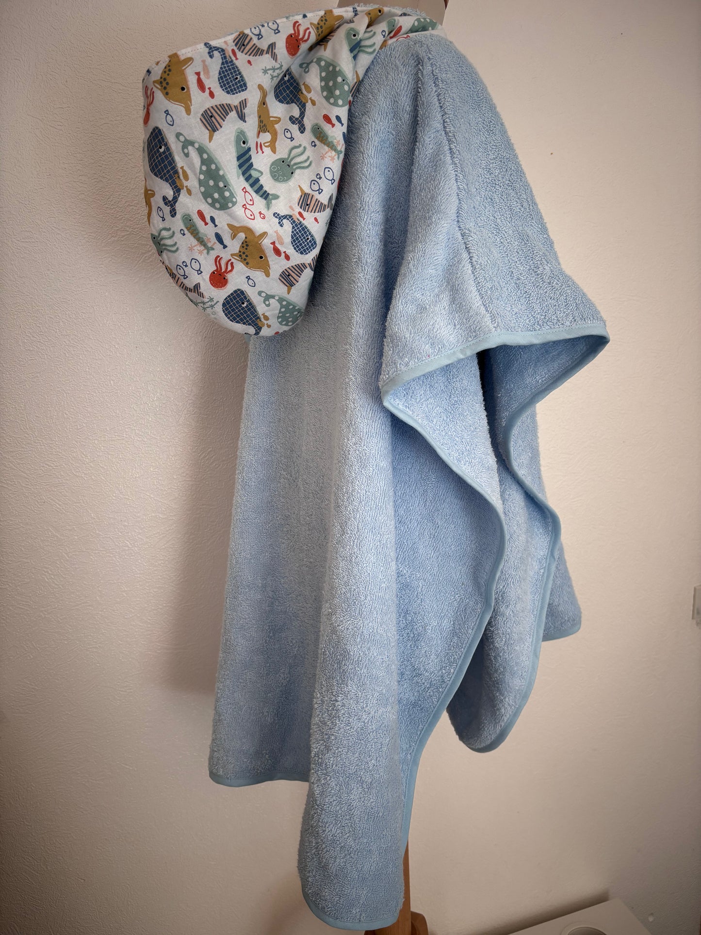 Poncho de bain enfant 6-9 ans vue de côté, coloris bleu clair – Cam’coud