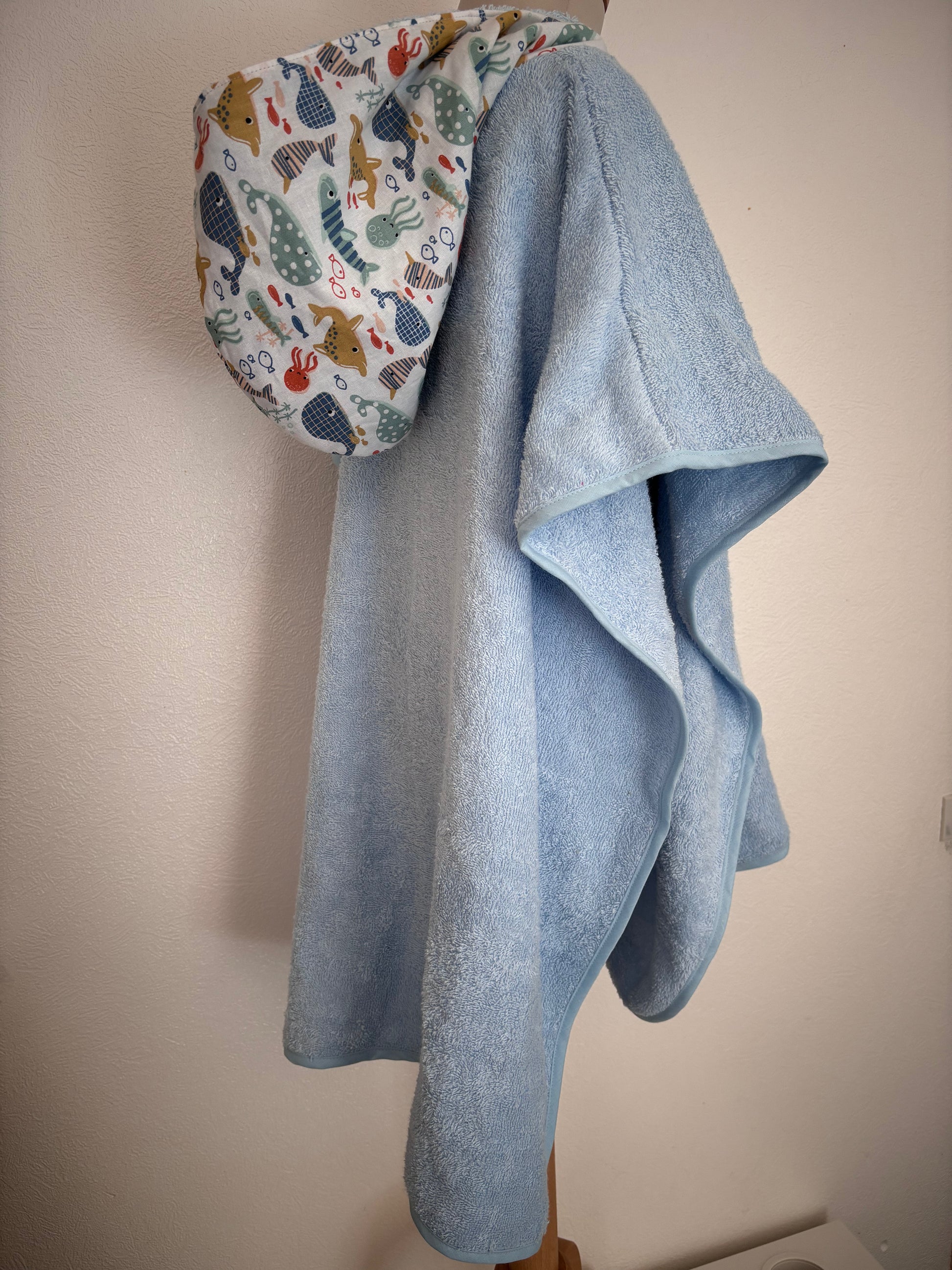Poncho de bain enfant 6-9 ans vue de côté, coloris bleu clair – Cam’coud