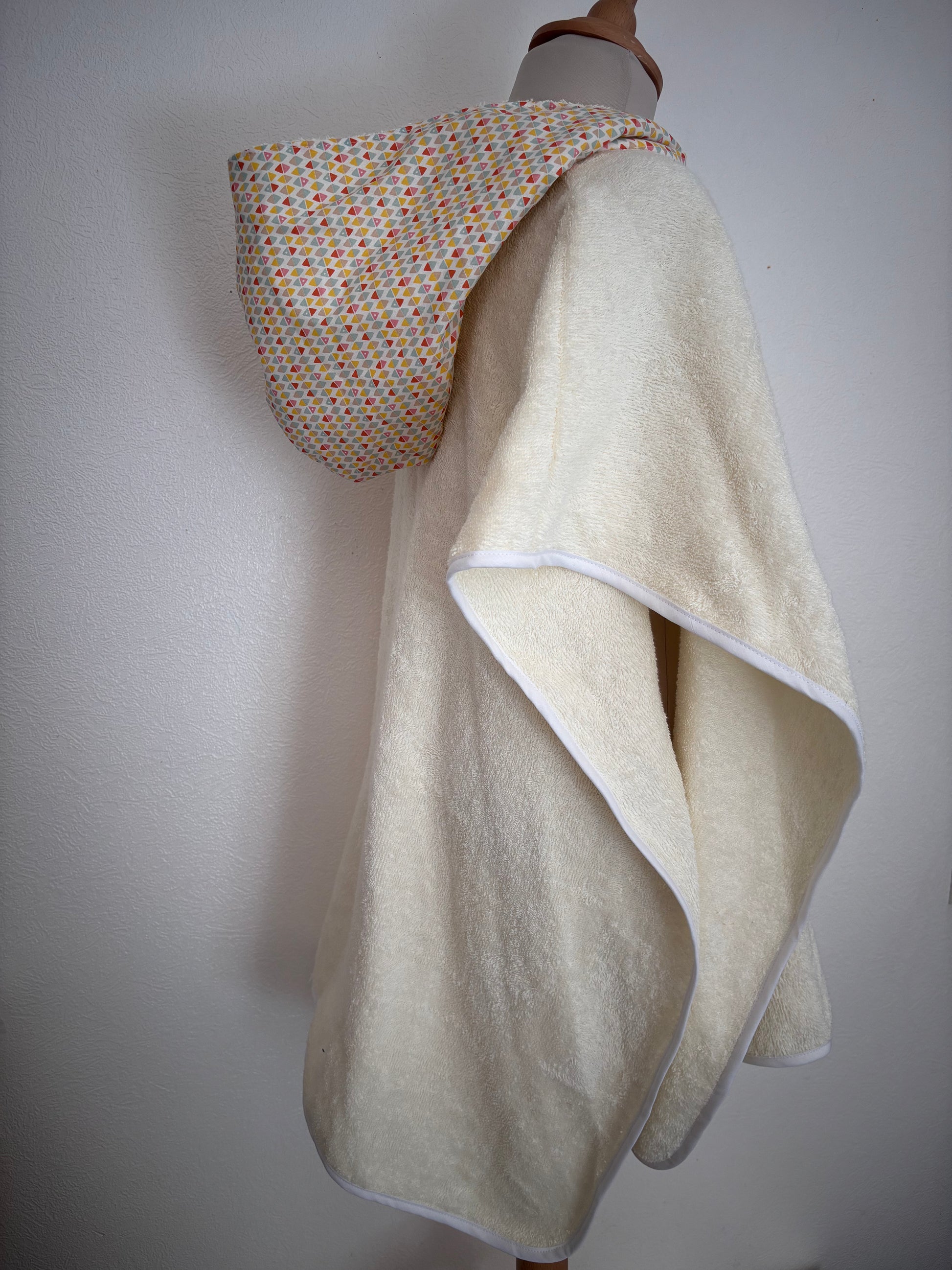 Poncho de bain enfant 6-9 ans vue de côté, coloris écru – Cam’coud