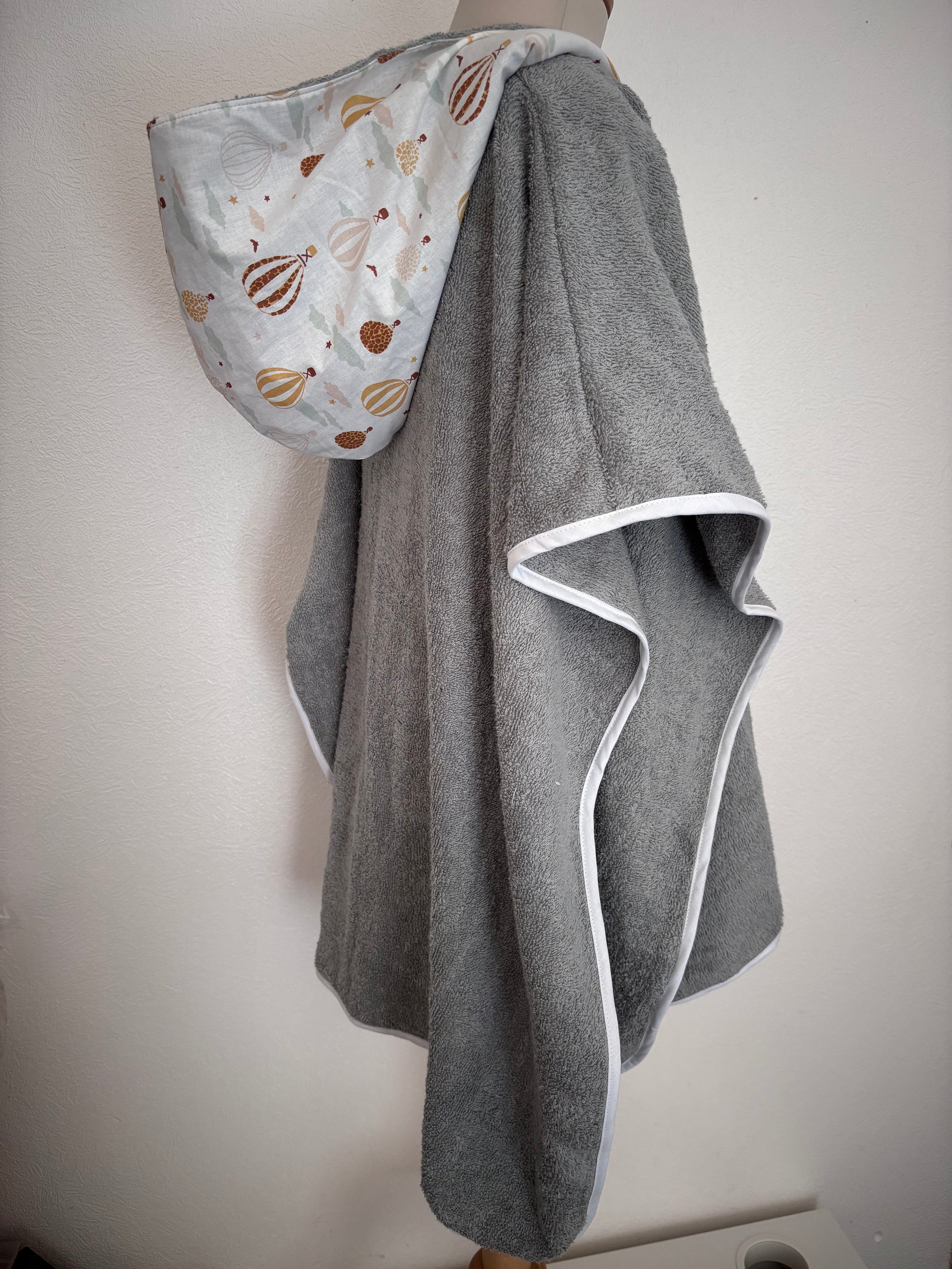 Poncho de bain enfant 6-9 ans vue de côté, coloris gris – Cam’coud