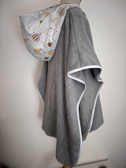 Poncho de bain enfant 6-9 ans vue de côté, coloris gris – Cam’coud