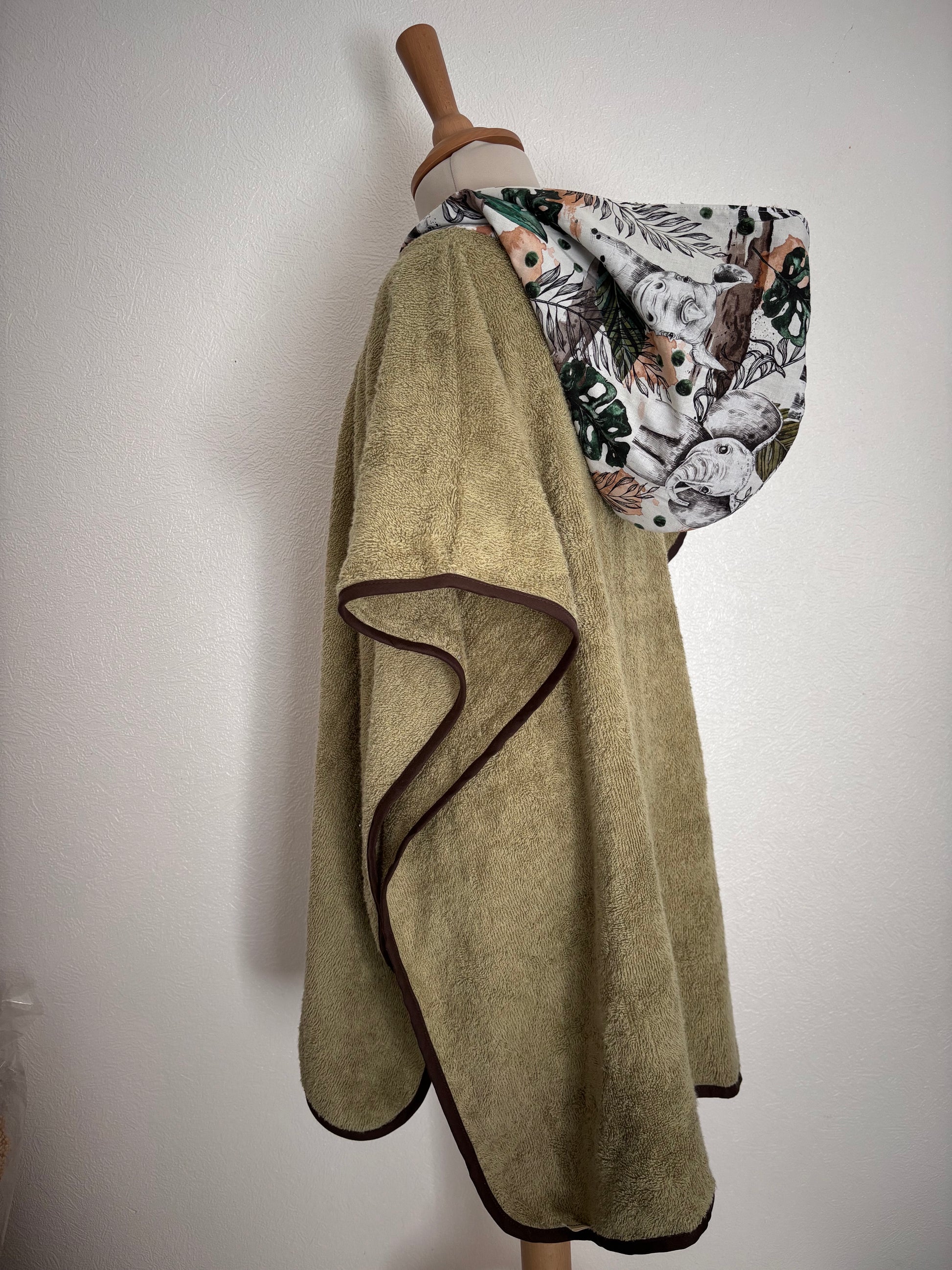 Poncho de bain enfant 6-9 ans vue de côté, coloris kaki – Cam’coud