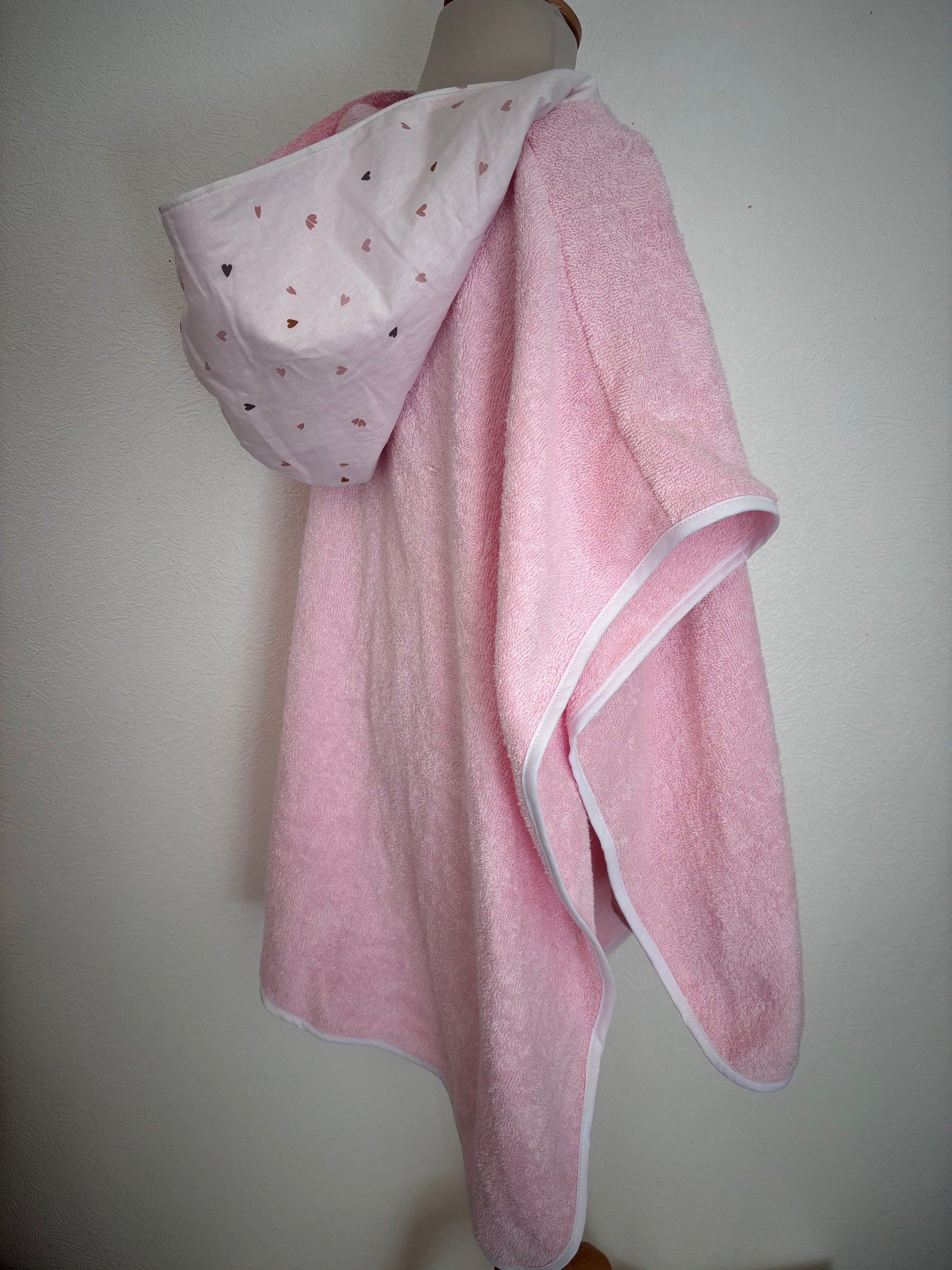 Poncho de bain enfant 6-9 ans vue de côté, coloris rose clair et coeurs– Cam’coud