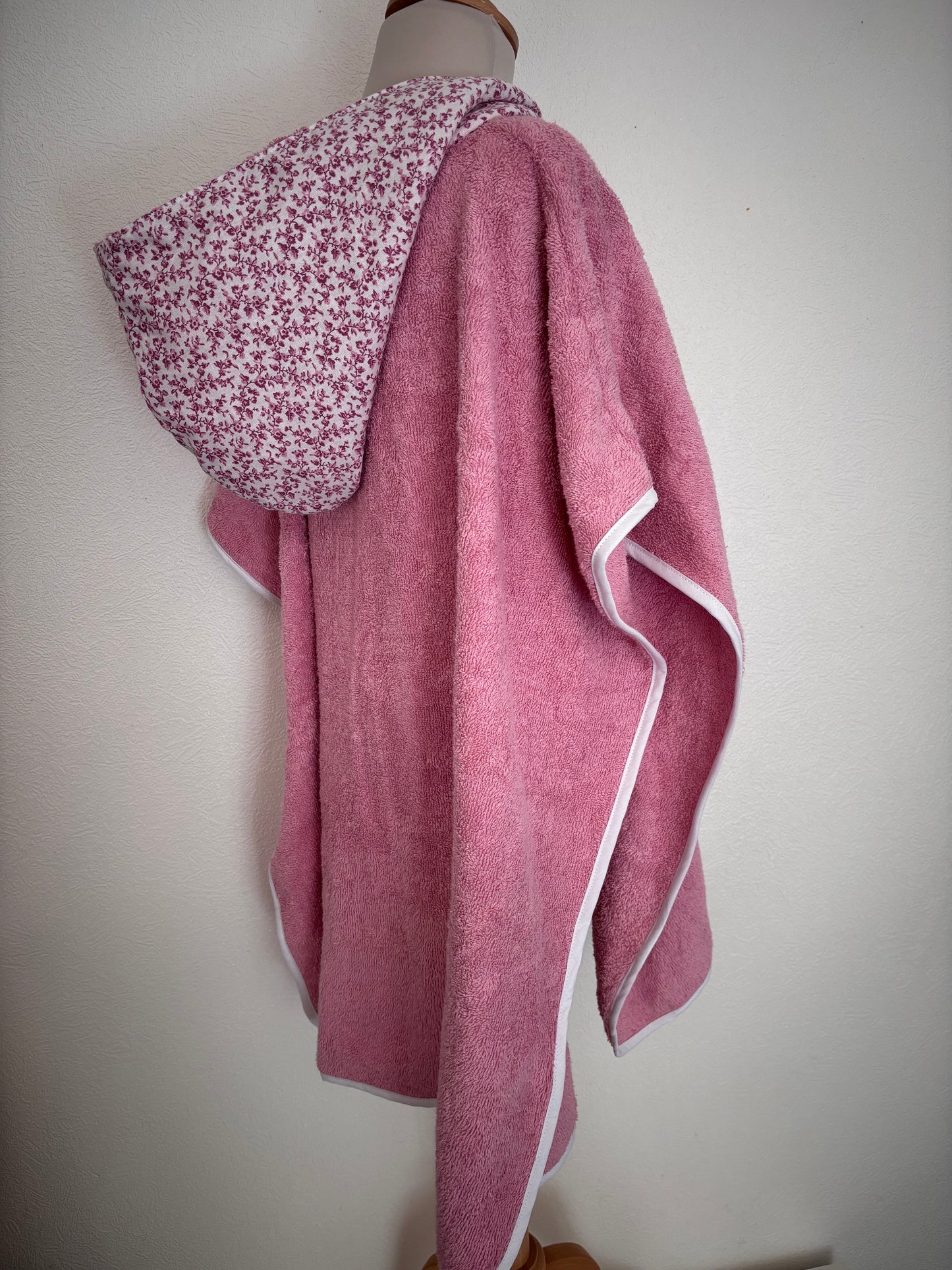 Poncho de bain enfant 6-9 ans vue de côté, coloris rose foncé – Cam’coud