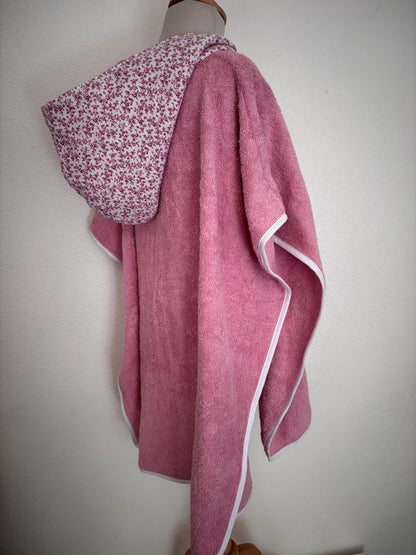 Poncho de bain enfant 6-9 ans vue de côté, coloris rose foncé – Cam’coud