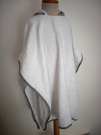 Poncho de bain enfant 6-9 ans vue de devant, coloris blanc et gris – Cam’coud