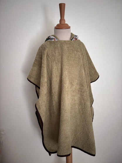 Poncho de bain enfant 6-9 ans vue de devant, coloris kaki – Cam’coud