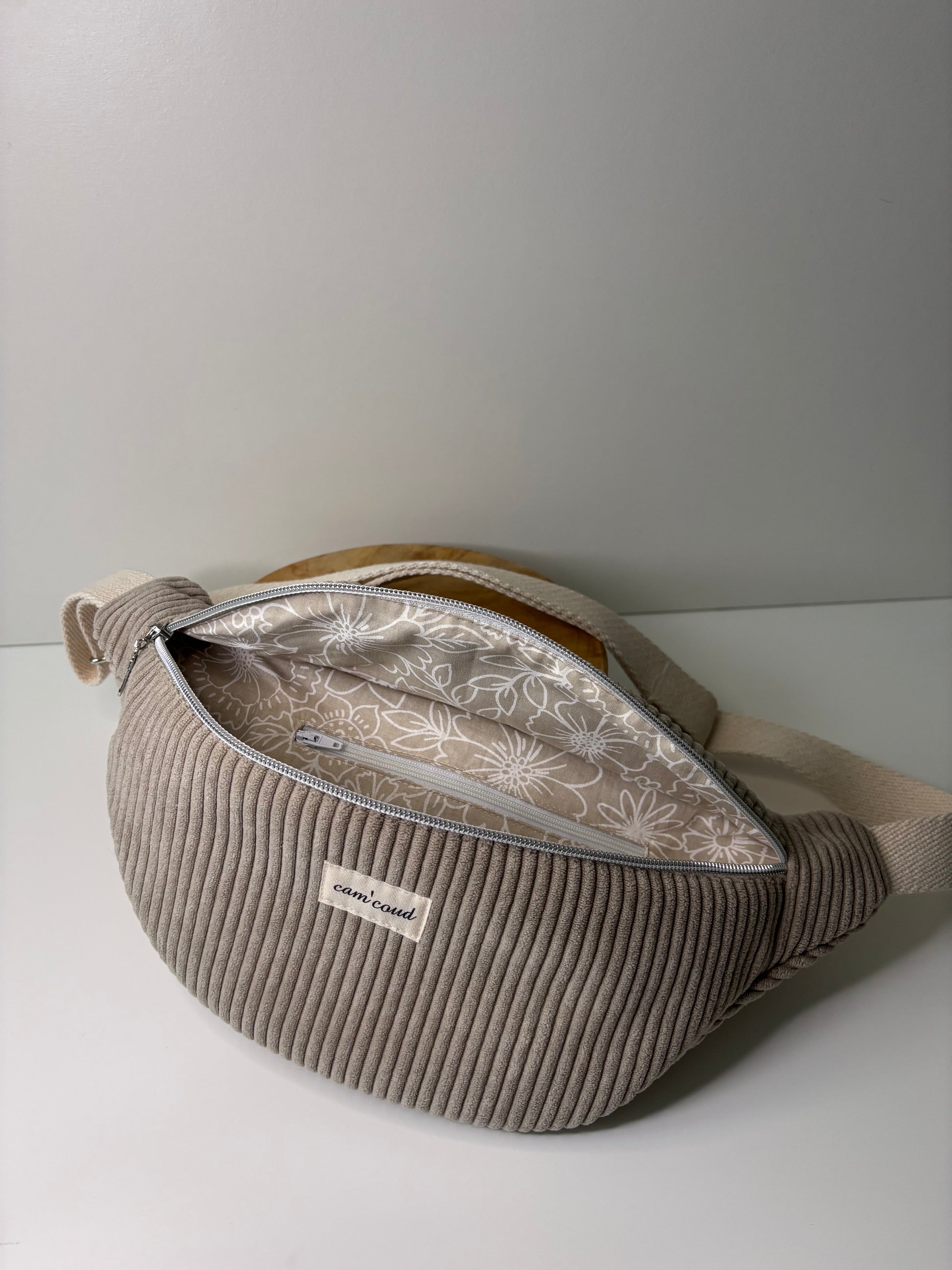 Sac banane en velours côtelé beige cousu main sur-mesure, personnalisable selon vos envies.