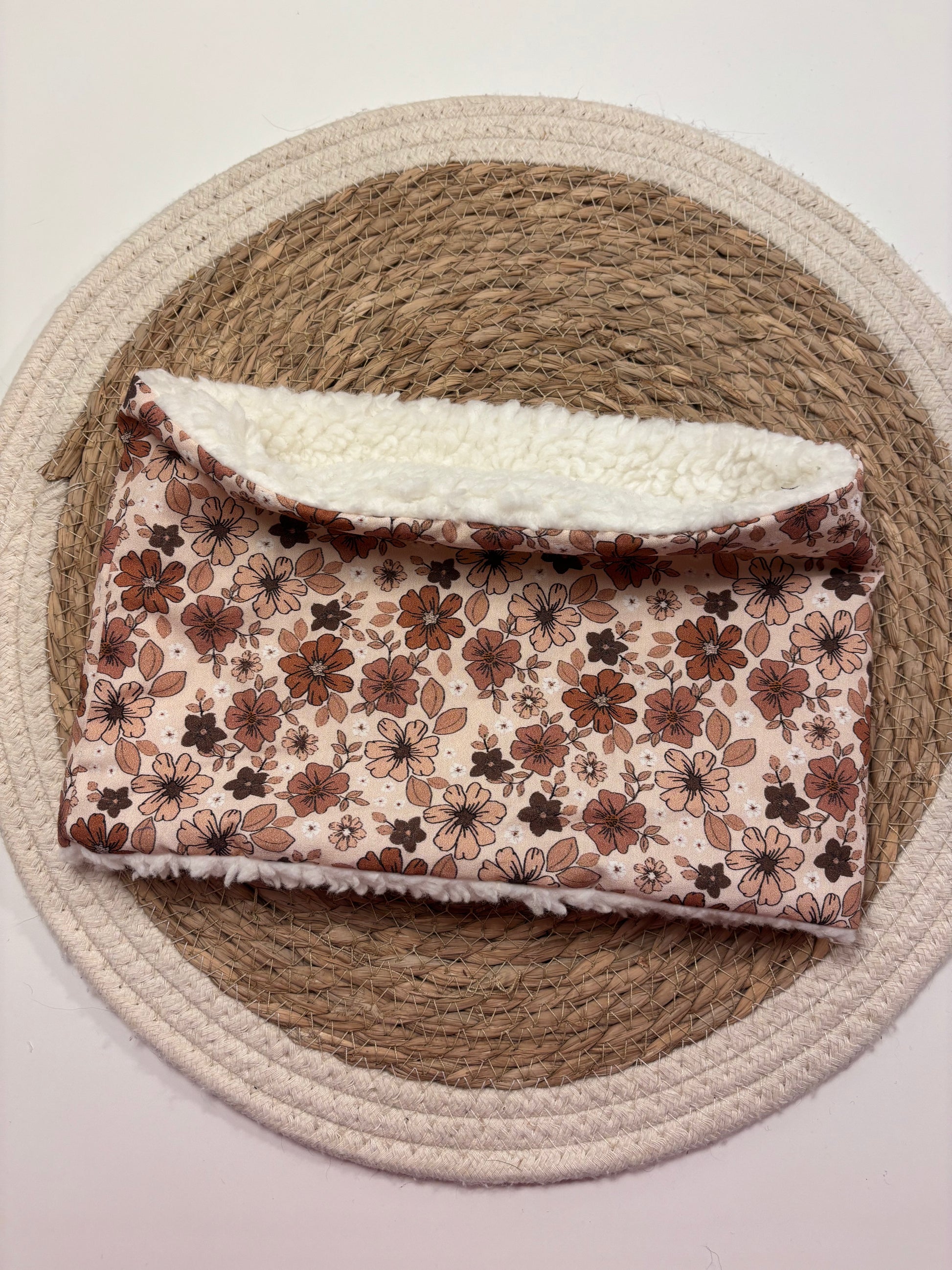 Tour de cou enfant taille unique, motif fleurs vintage marron, face coton et face sherpa écru, confortable et chaud