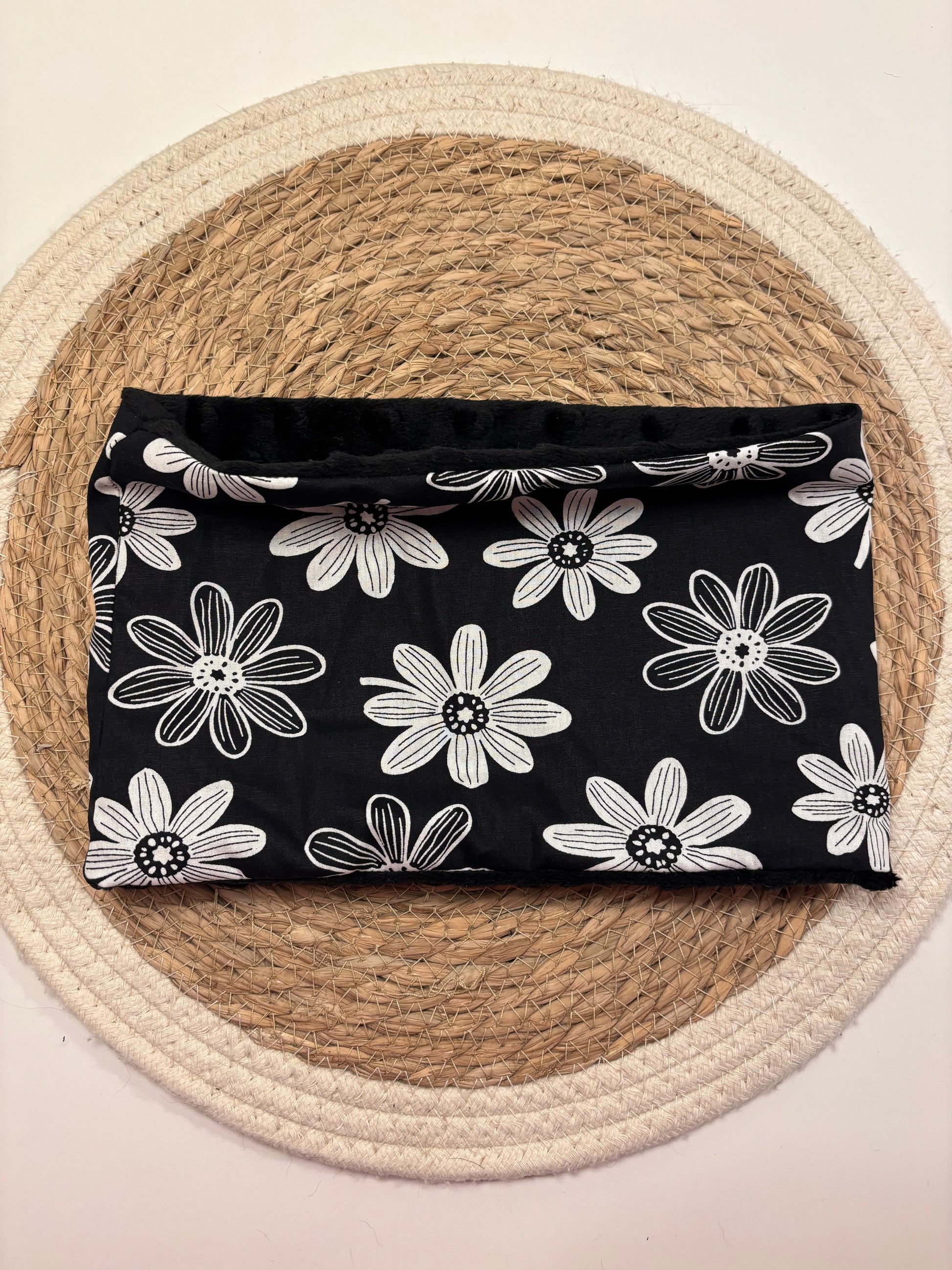 Tour de cou enfant taille unique, motif marguerites sur fond noir, face coton et face minky noir, confortable et chaud