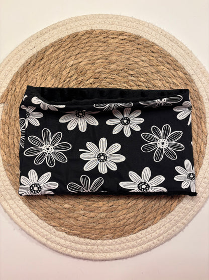 Tour de cou enfant taille unique, motif marguerites sur fond noir, face coton et face minky noir, confortable et chaud