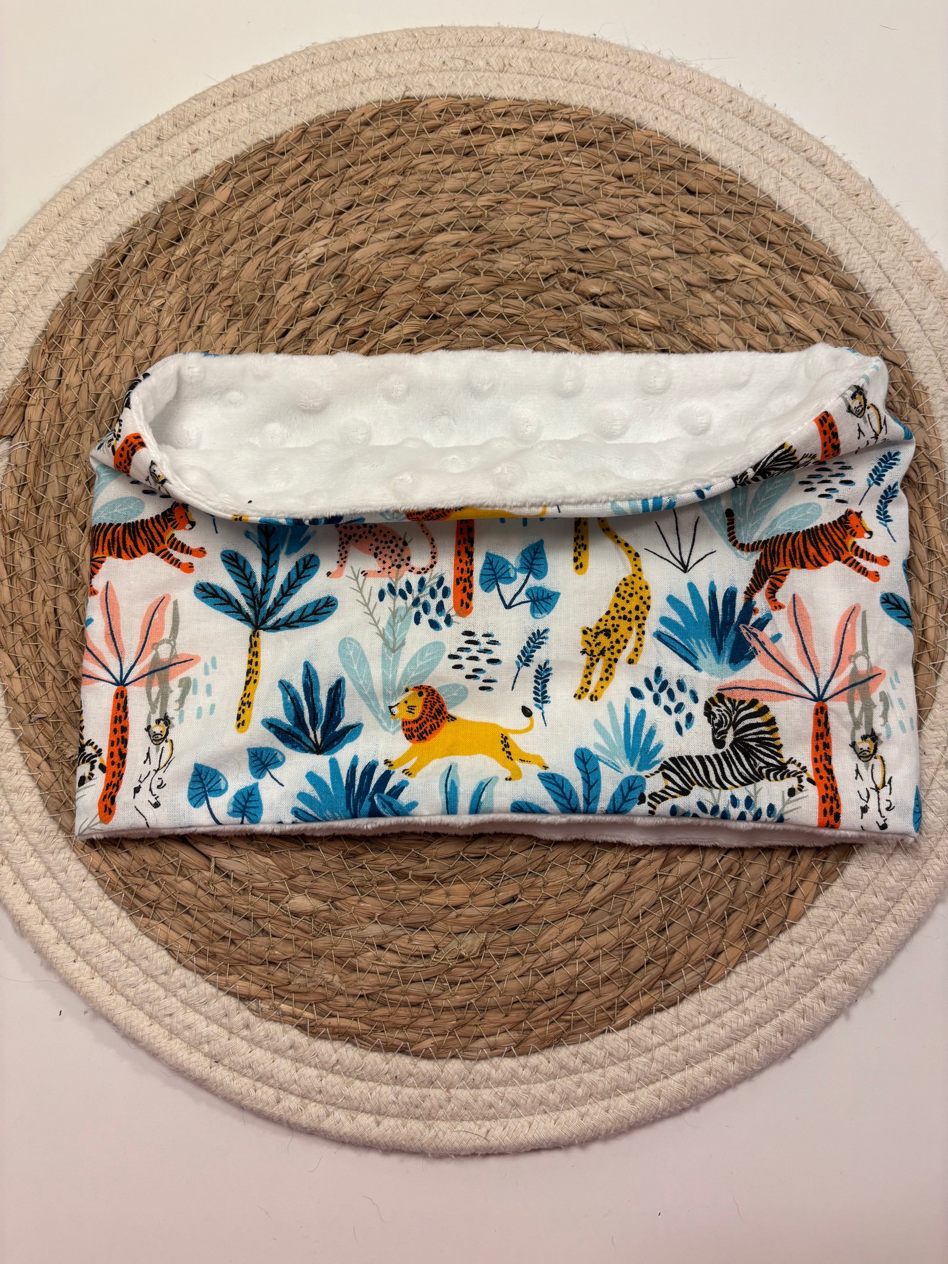 Tour de cou enfant taille unique, motif safari bleu, face coton et face minky blanc, confortable et chaud