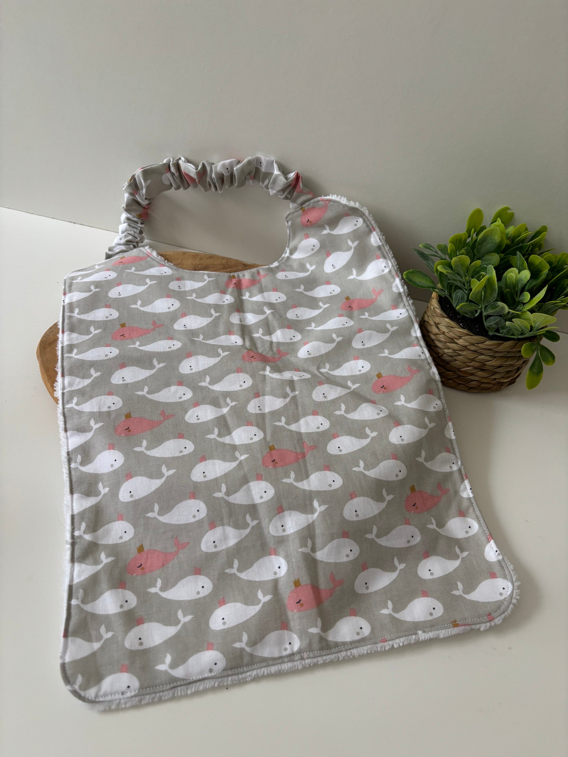 Bavoir maternelle élastiqué motif Baleines – lavable et absorbant