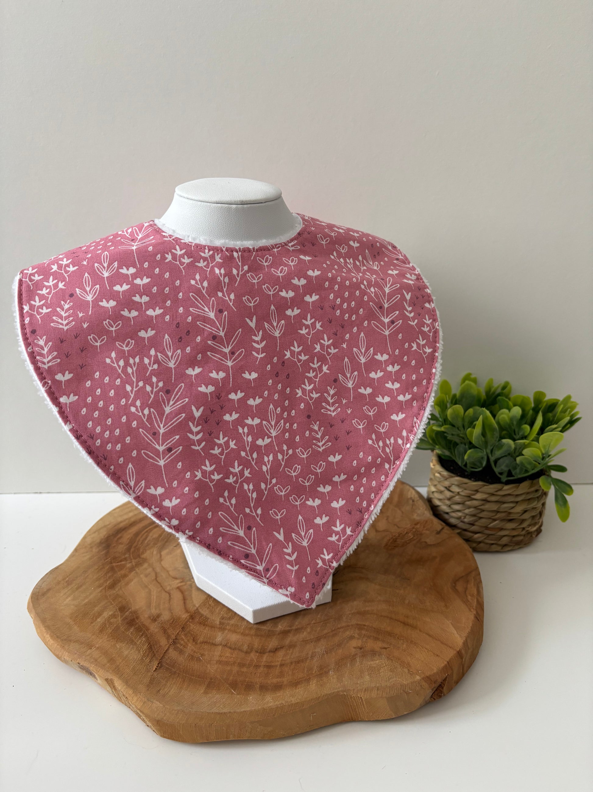 Bavoir bandana lavable pour bébé, motif fleurs blanches sur fond rose, doux et absorbant avec éponge de bambou, à utiliser sous surveillance d’un adulte