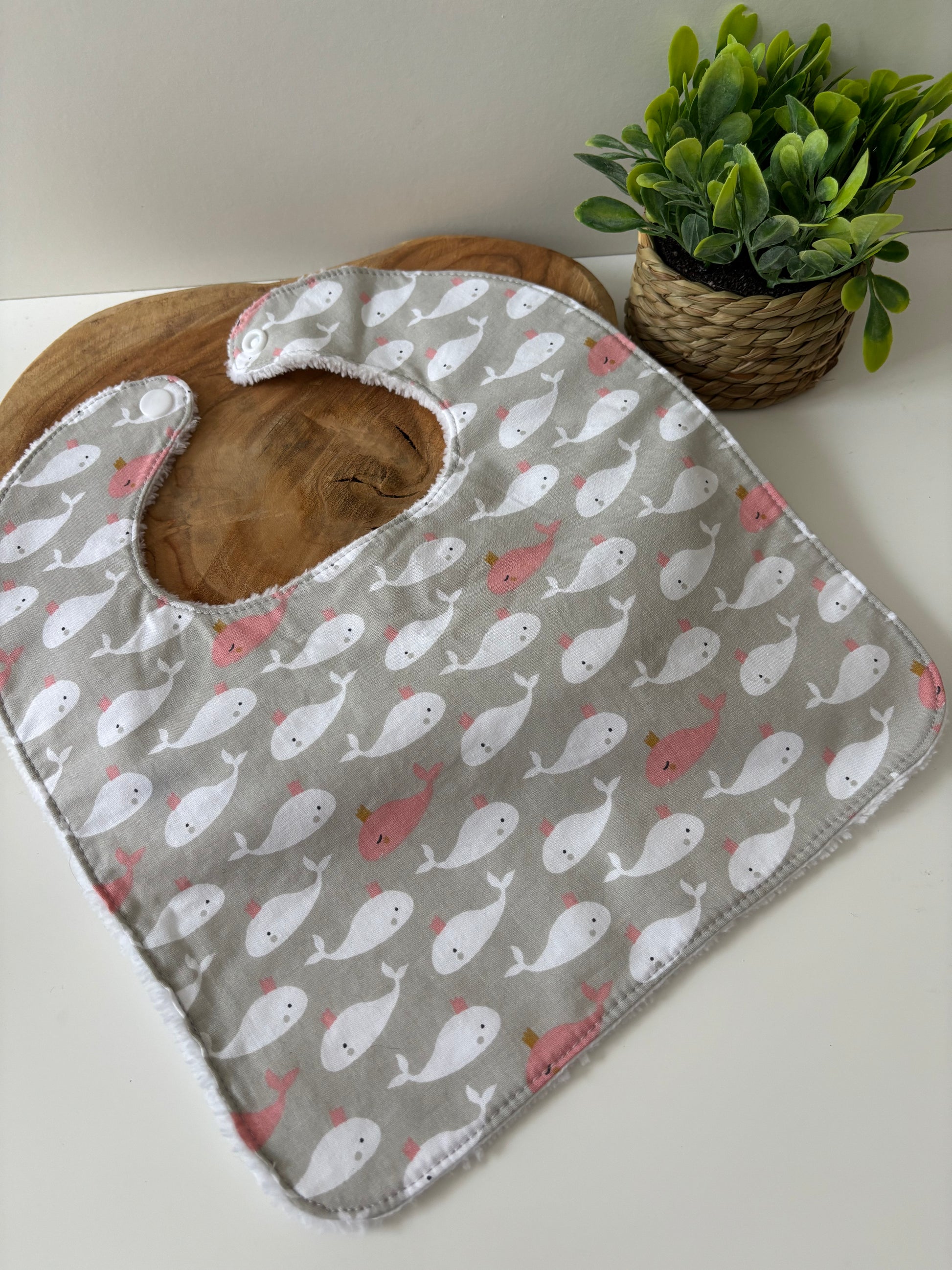 Bavoir classique lavable pour bébé, motif baleines, face coton et éponge, à utiliser sous surveillance d’un adulte