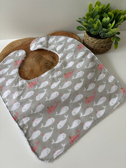 Bavoir classique lavable pour bébé, motif baleines, face coton et éponge, à utiliser sous surveillance d’un adulte