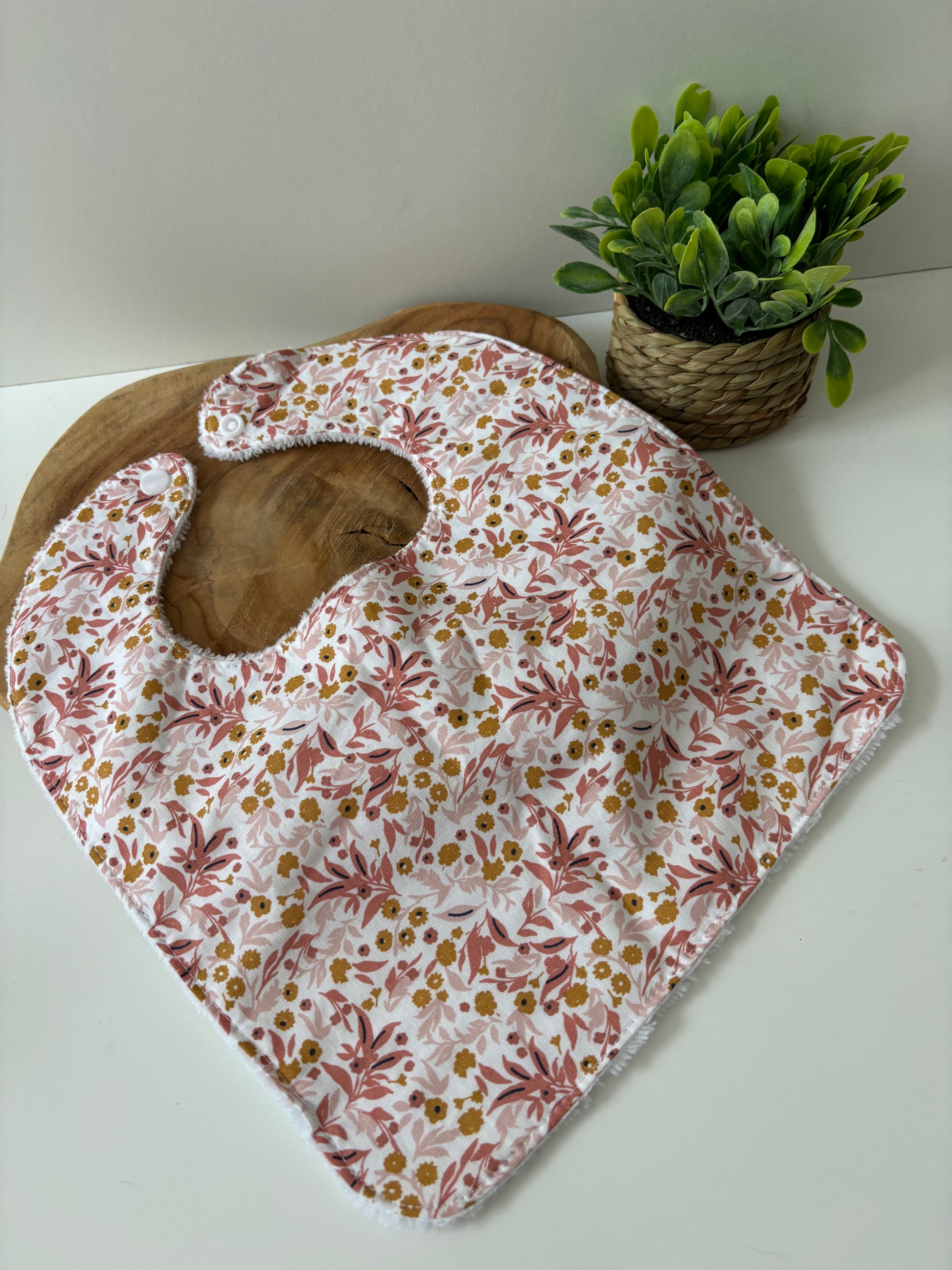 Bavoir classique lavable pour bébé, motif fleurs rose, face coton et éponge, à utiliser sous surveillance d’un adulte