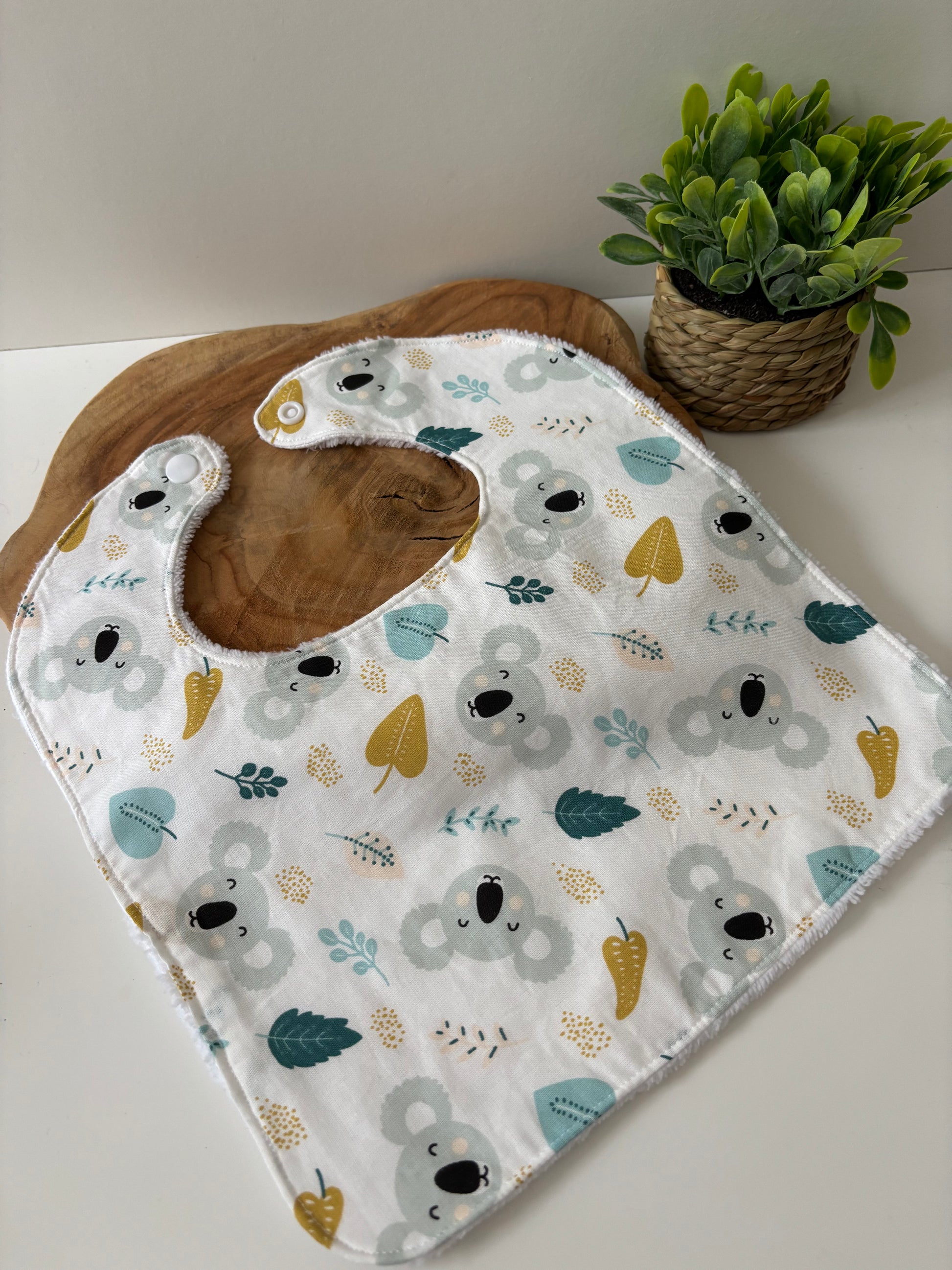 Bavoir classique lavable pour bébé, motif koala, face coton et éponge, à utiliser sous surveillance d’un adulte
