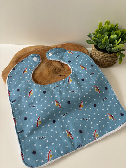 Bavoir classique lavable pour bébé, motif martien, face coton et éponge, à utiliser sous surveillance d’un adulte