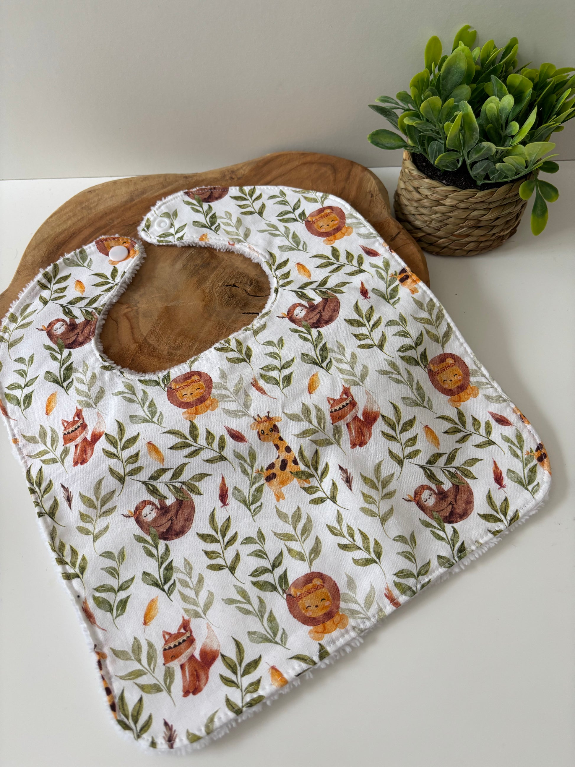 Bavoir classique lavable pour bébé, motif savane, face coton et éponge, à utiliser sous surveillance d’un adulte