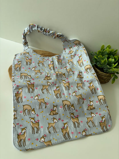 Bavoir maternelle élastiqué motif Biches – protection repas enfant