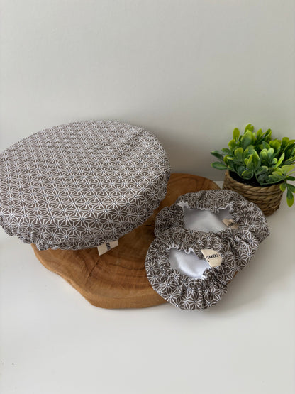 Charlottes à plat motif Géométrique taupe, tailles XS, S, M et L, intérieur PUL alimentaire, extérieur coton
