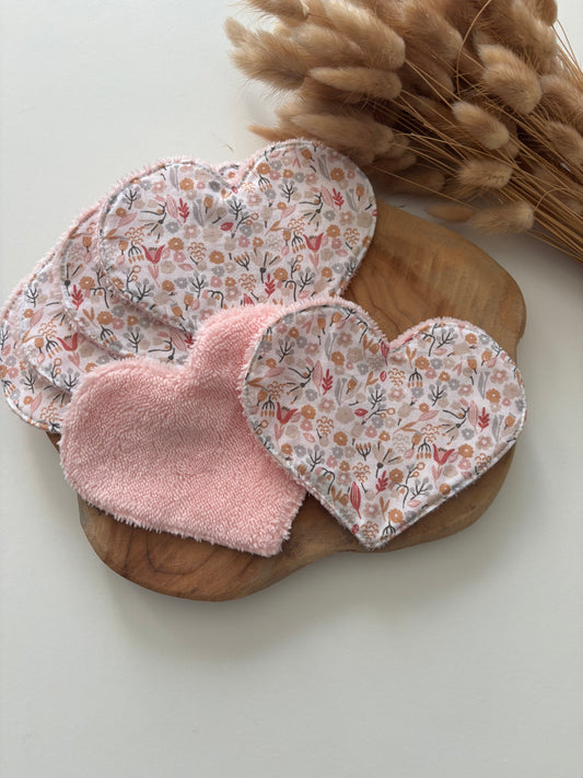Cotons lavables en forme de cœur motif fleurs roses – réutilisables, doux et pratiques.