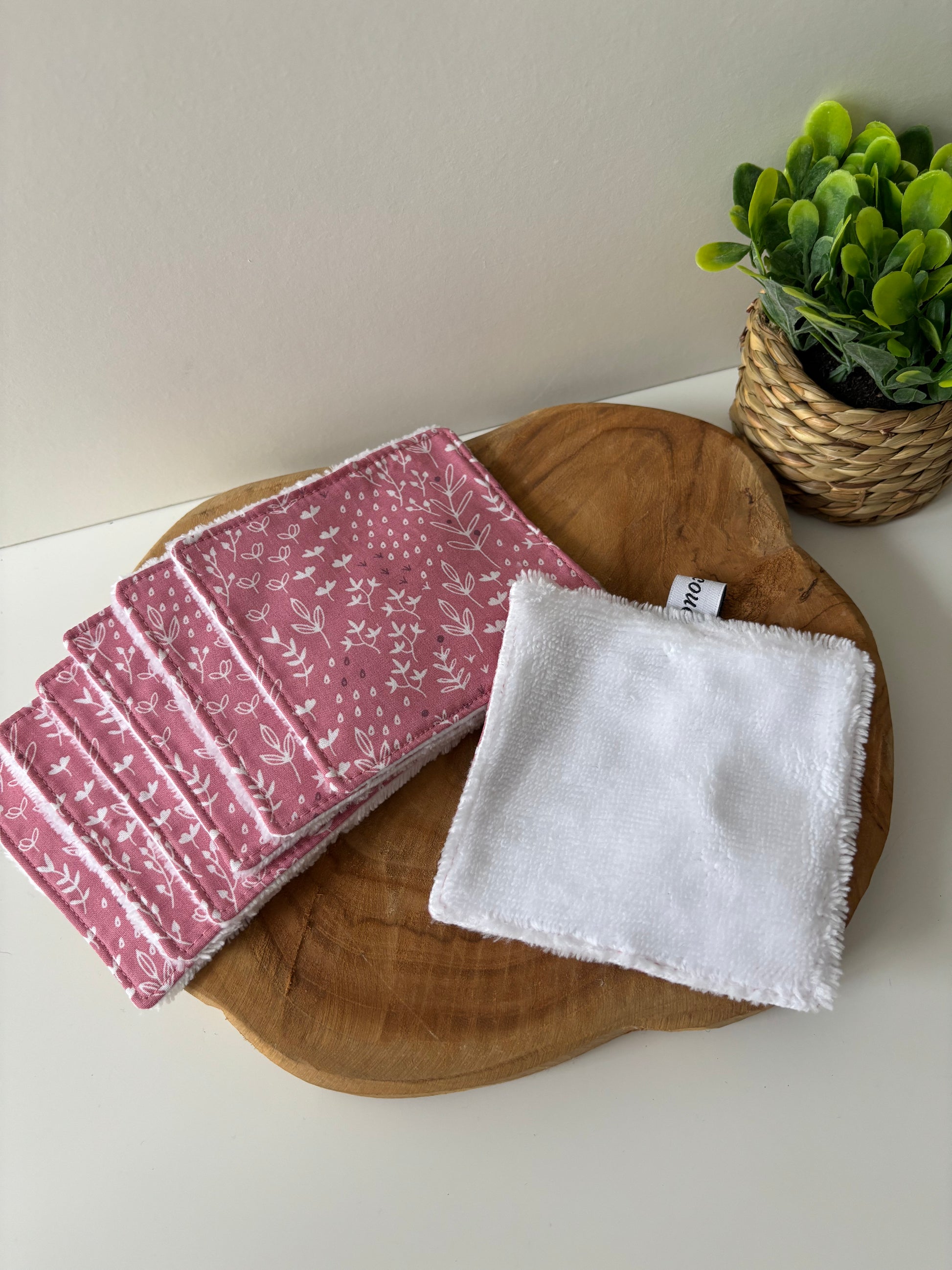 Lot de 7 cotons lavables motif fleurs blanches sur fond rose, dos blanc