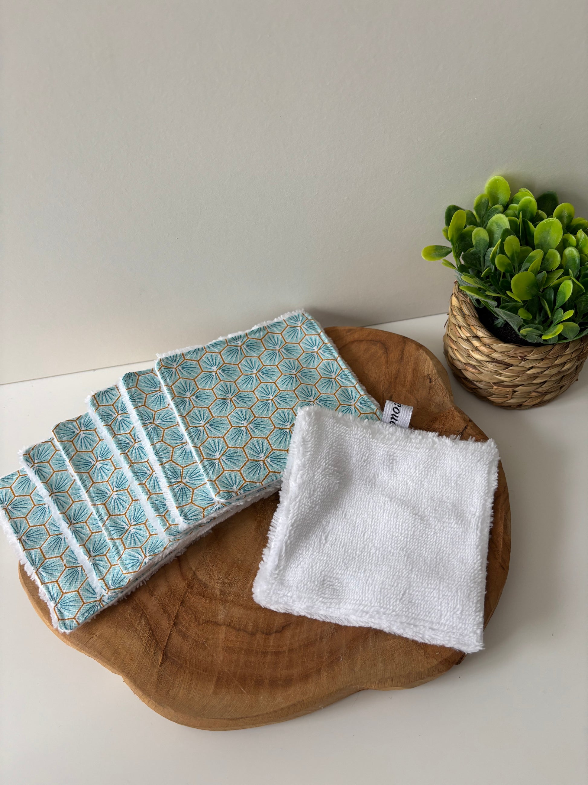 Lot de 7 cotons lavables motif géométrique vert d’eau, dos blanc
