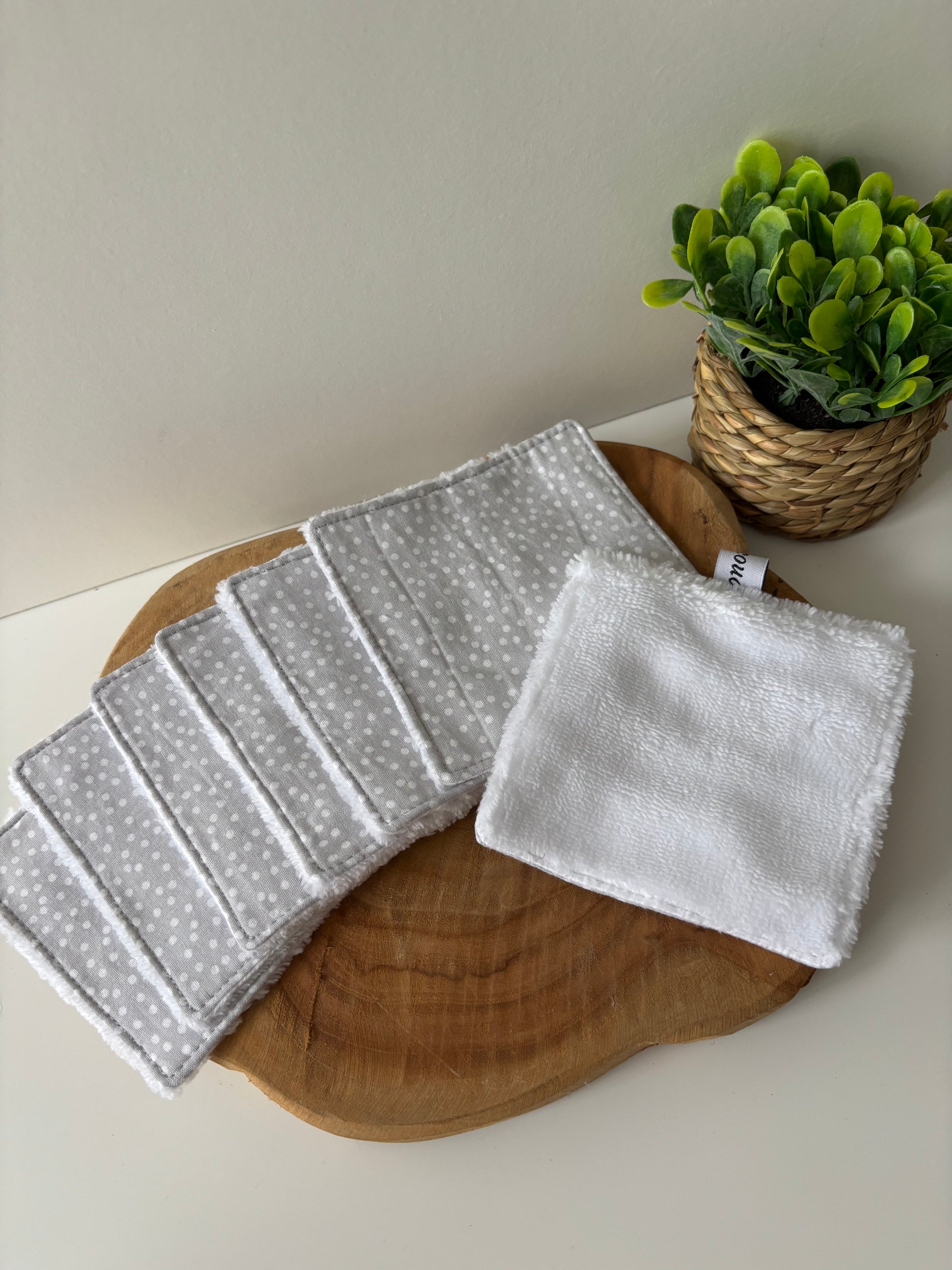 Lot de 7 cotons lavables motif pois blancs sur fond gris, dos blanc