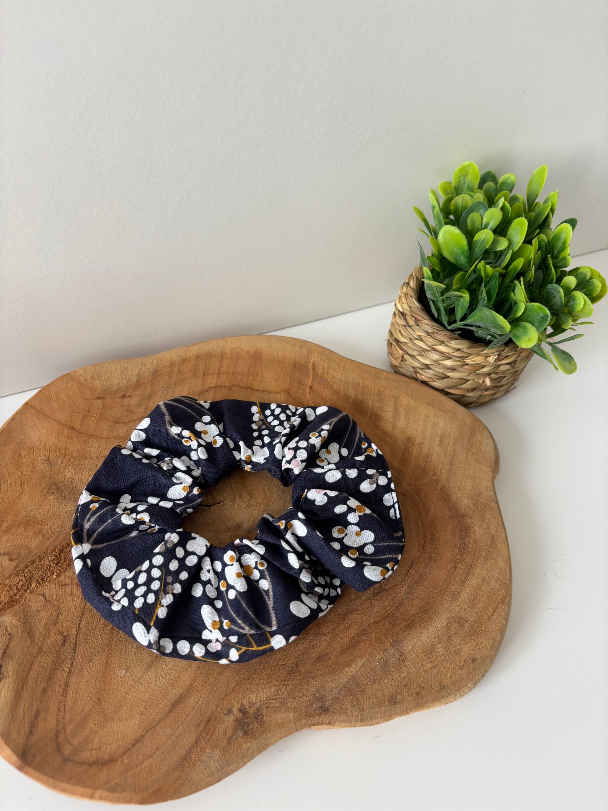 Élastique cheveux motif branches sur fond bleu doux