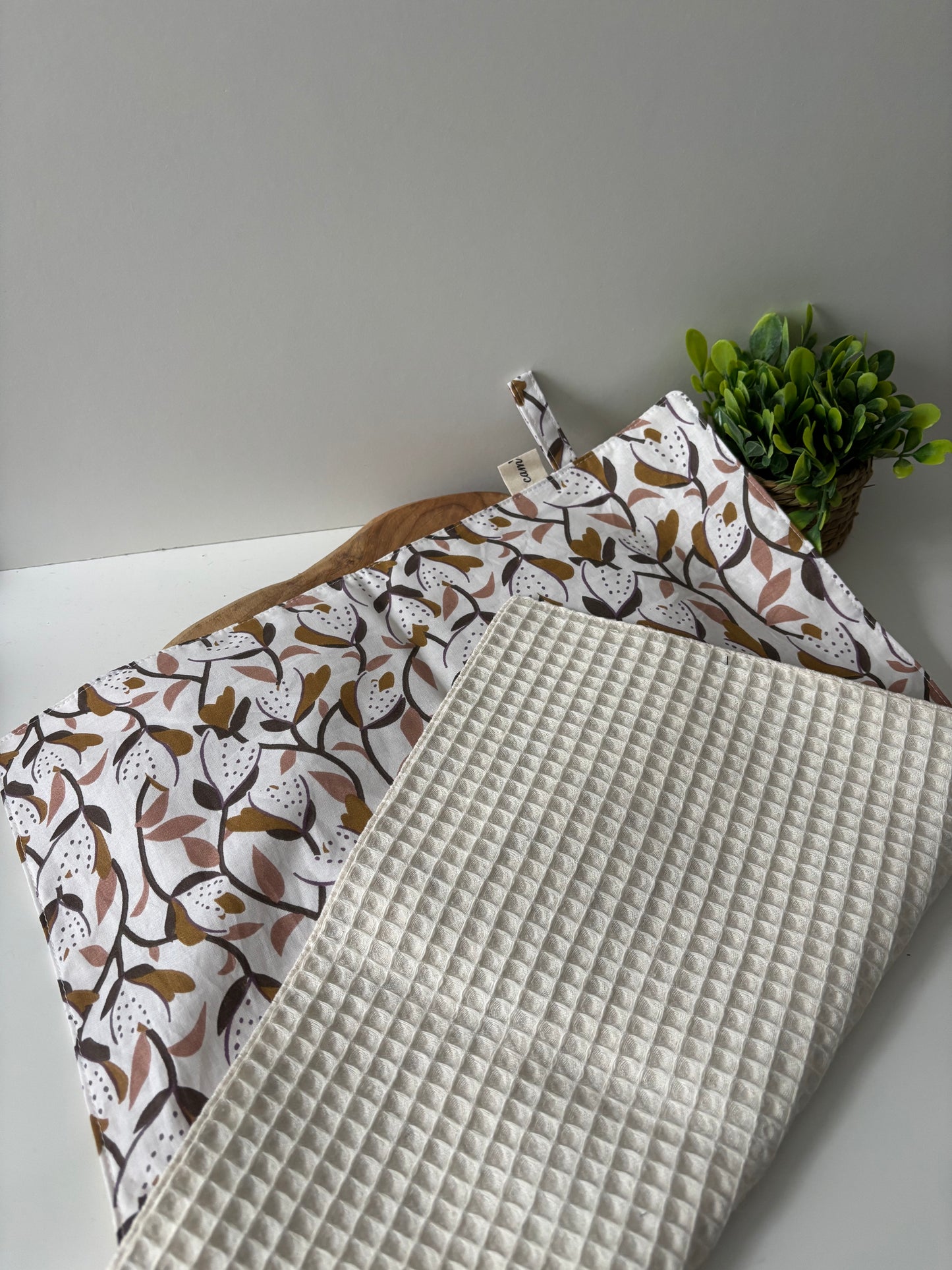 Essuie-mains motif feuilles écru en coton et nid d’abeille – fait main en Bretagne par Cam'Coud.