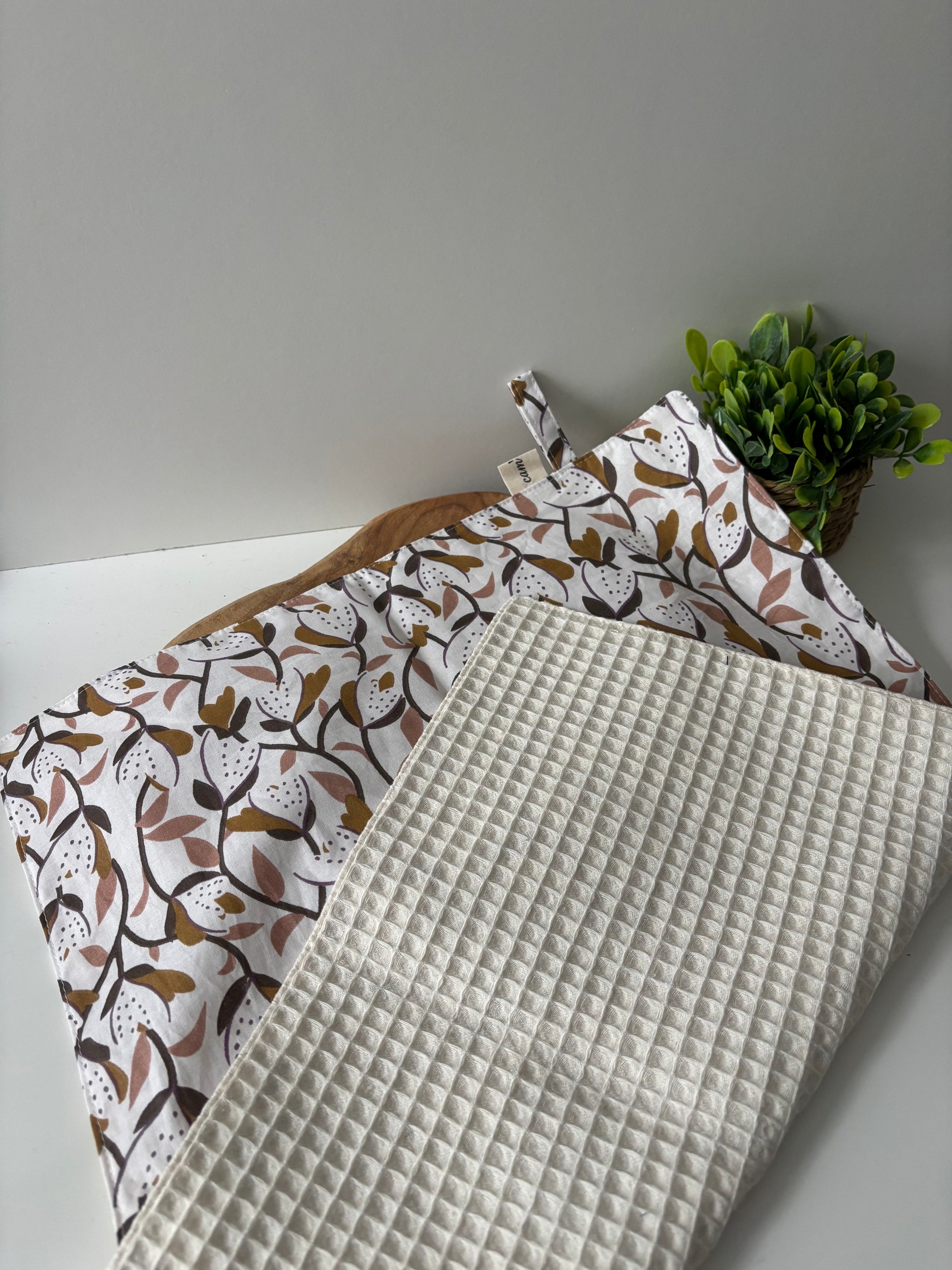Essuie-mains motif feuilles écru en coton et nid d’abeille – fait main en Bretagne par Cam'Coud.