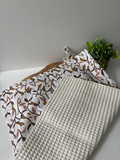 Essuie-mains motif feuilles écru en coton et nid d’abeille – fait main en Bretagne par Cam'Coud.