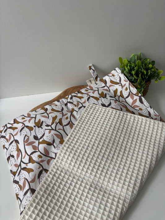 Essuie-mains motif feuilles écru en coton et nid d’abeille – fait main en Bretagne par Cam'Coud.