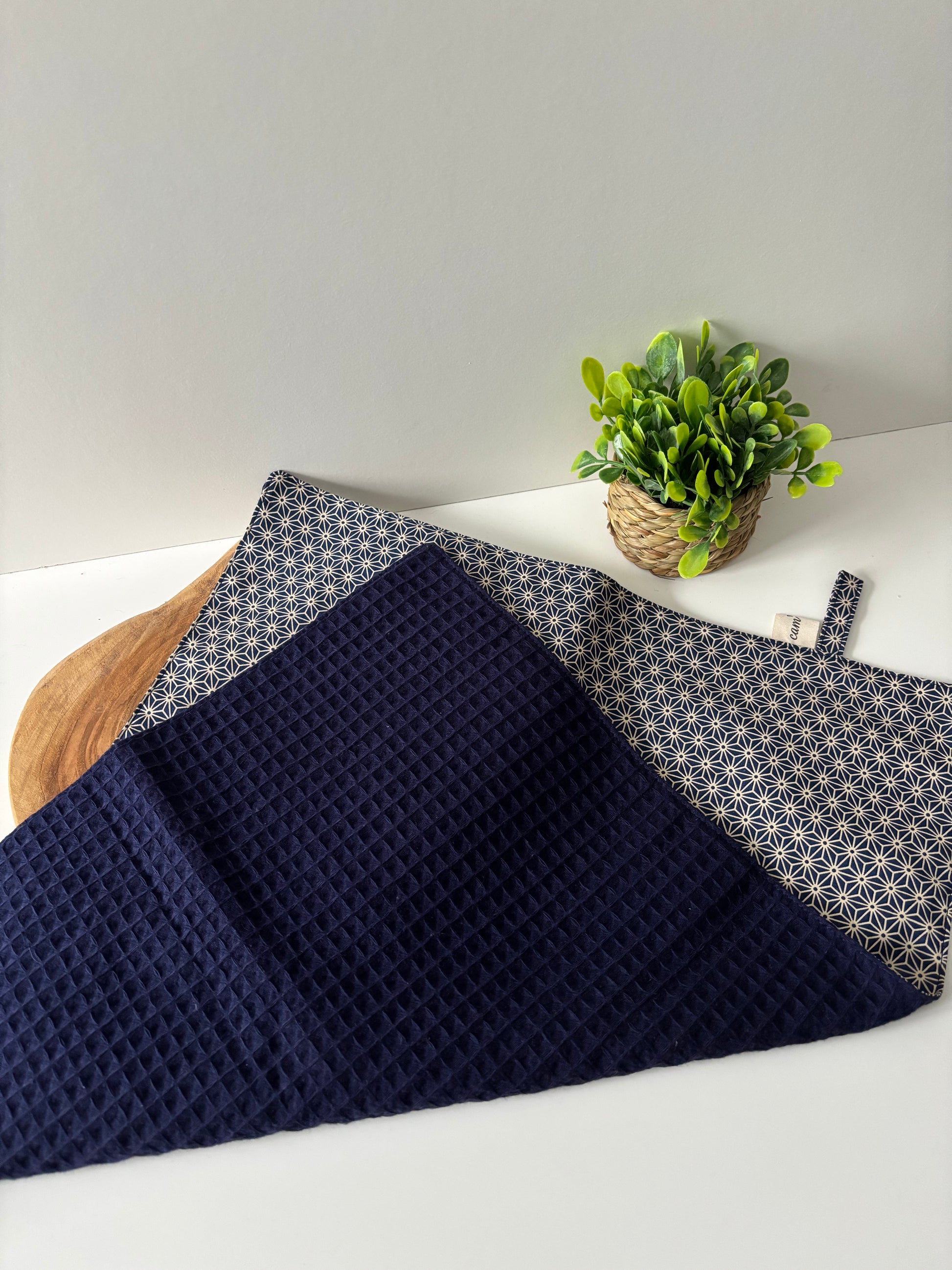 Essuie-mains motif géométrique bleu marine en coton et nid d’abeille – confection artisanale Cam'Coud.