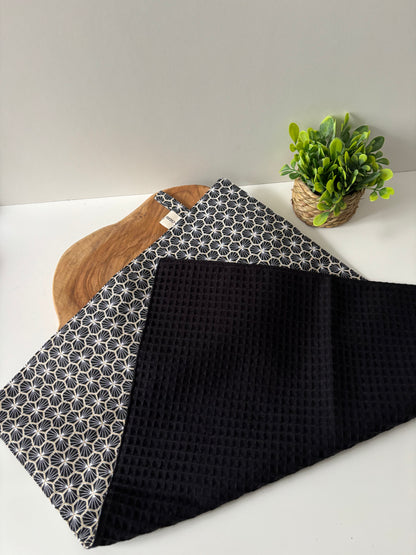 Essuie-mains motif géométrique noir en coton et nid d’abeille – création artisanale Cam'Coud.